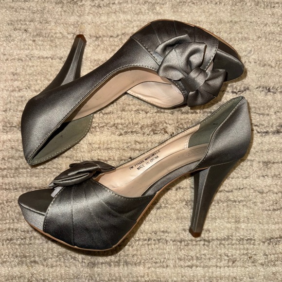 David's Bridal Maribelle Peep Toe Bow Detail Silver Gray Heel Size 7 - Picture 2 of 5